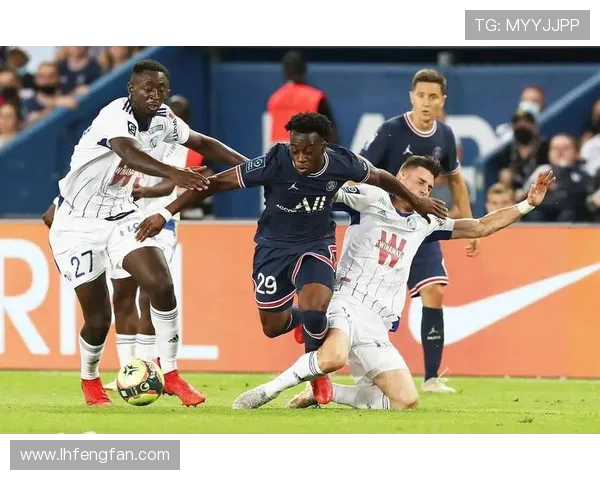 巴黎圣日耳曼进球大战战平斯特拉斯堡 仅以1分优势领跑法甲